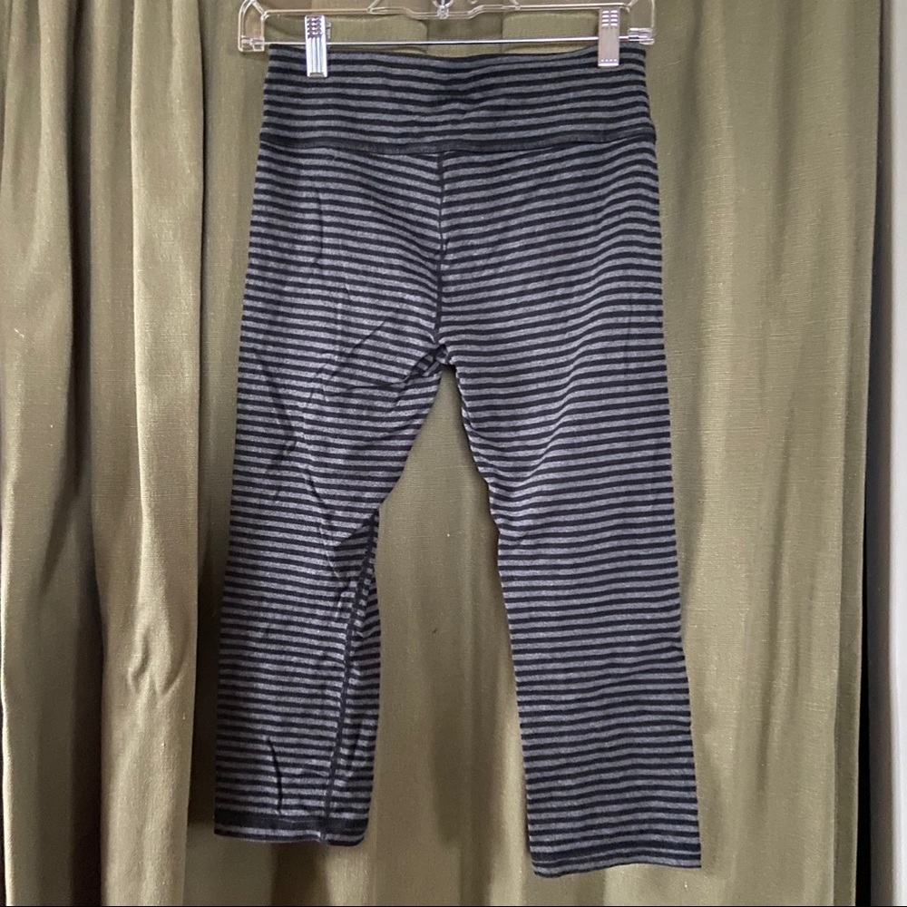 Gap Fit (gFast) Striped Capri Leggings